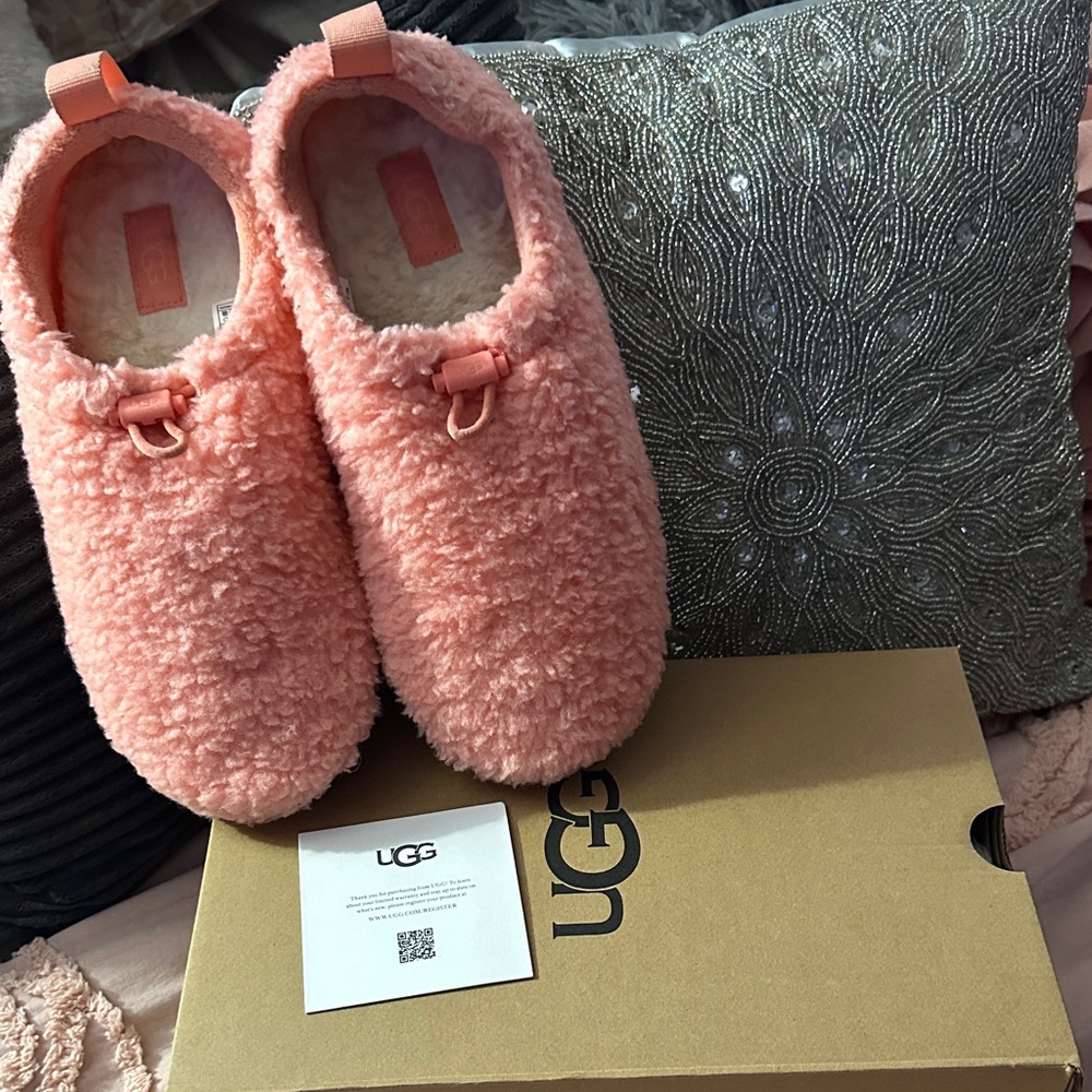 💓UGG WMS PLUSHY SLIPPERS❤️‍🔥PRELOVED❣️GREAT CONDITION💖